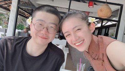 奶奶拿油烫人娱乐吃瓜酱,吃瓜酱见证家庭欢乐时光